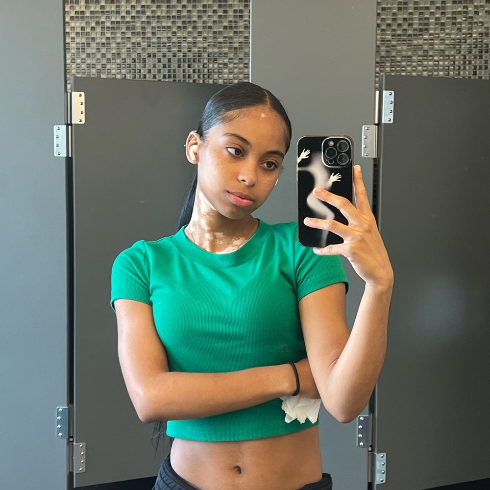 Cropped green tee